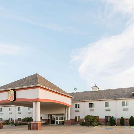 Super 8 By Wyndham Salina Hotel Екстериор снимка