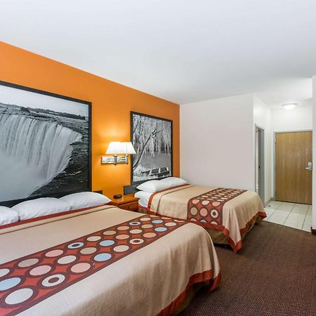 Super 8 By Wyndham Salina Hotel Екстериор снимка