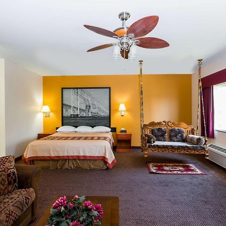 Super 8 By Wyndham Salina Hotel Екстериор снимка