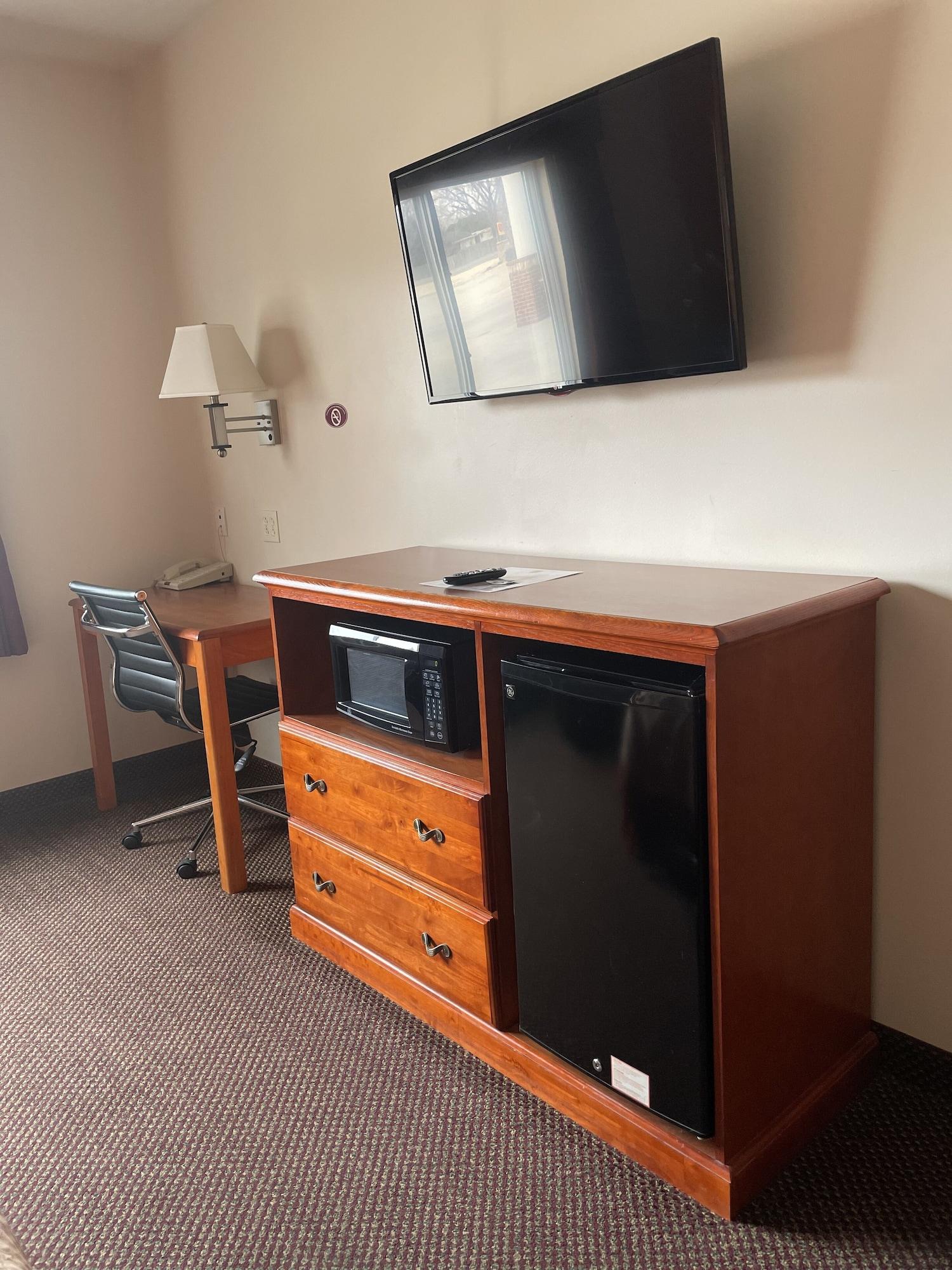 Super 8 By Wyndham Salina Hotel Екстериор снимка