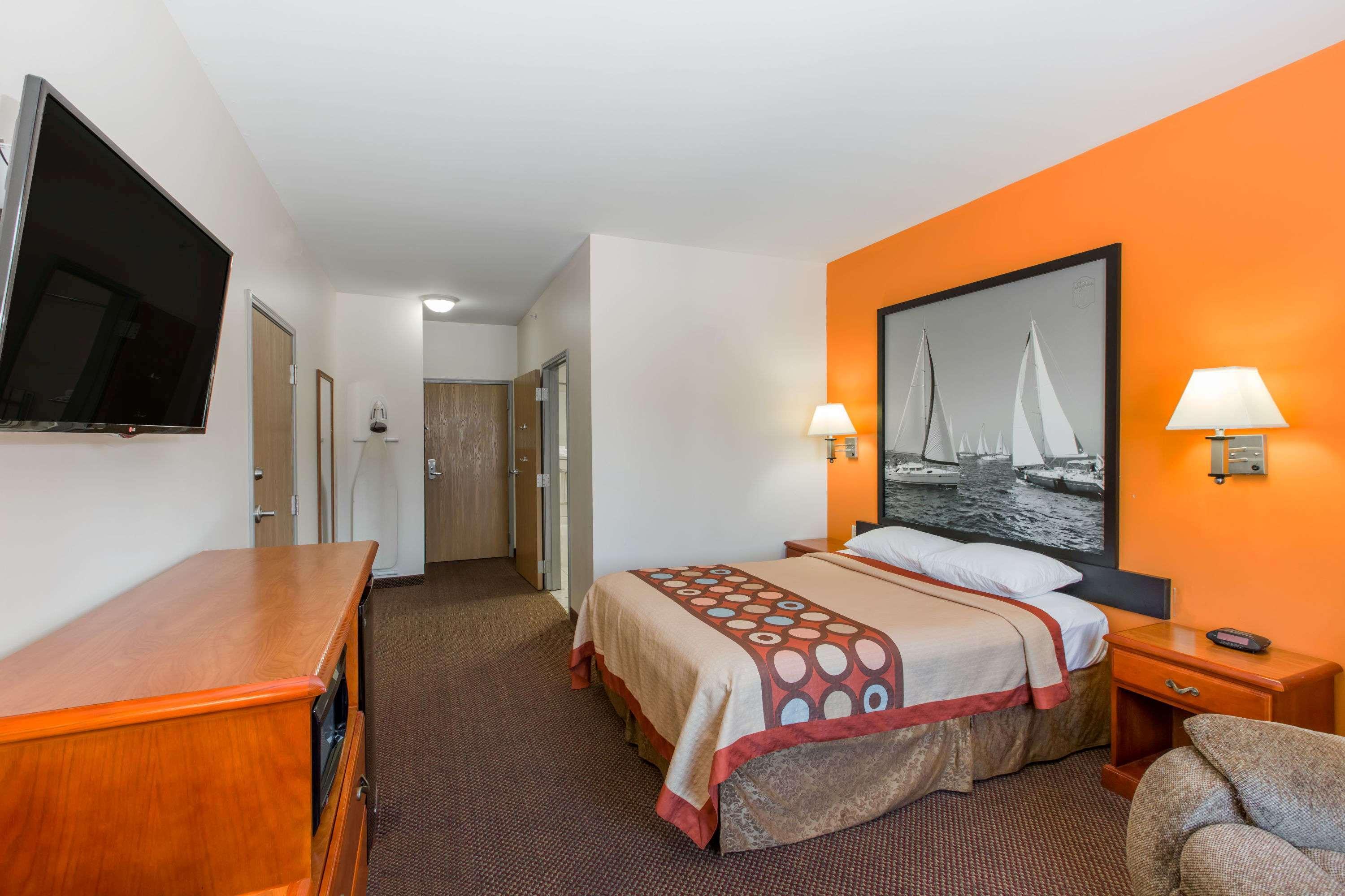 Super 8 By Wyndham Salina Hotel Екстериор снимка