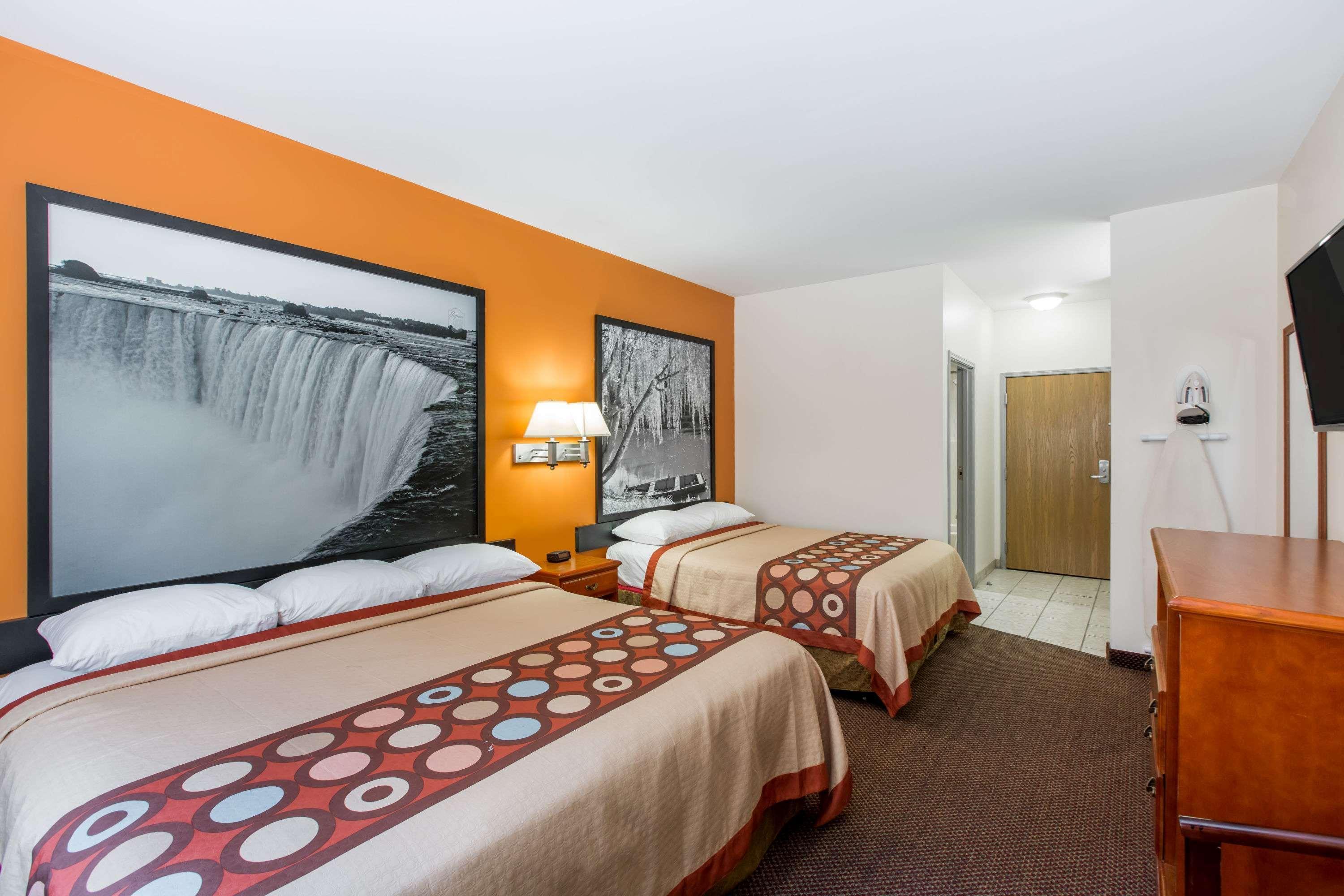 Super 8 By Wyndham Salina Hotel Екстериор снимка