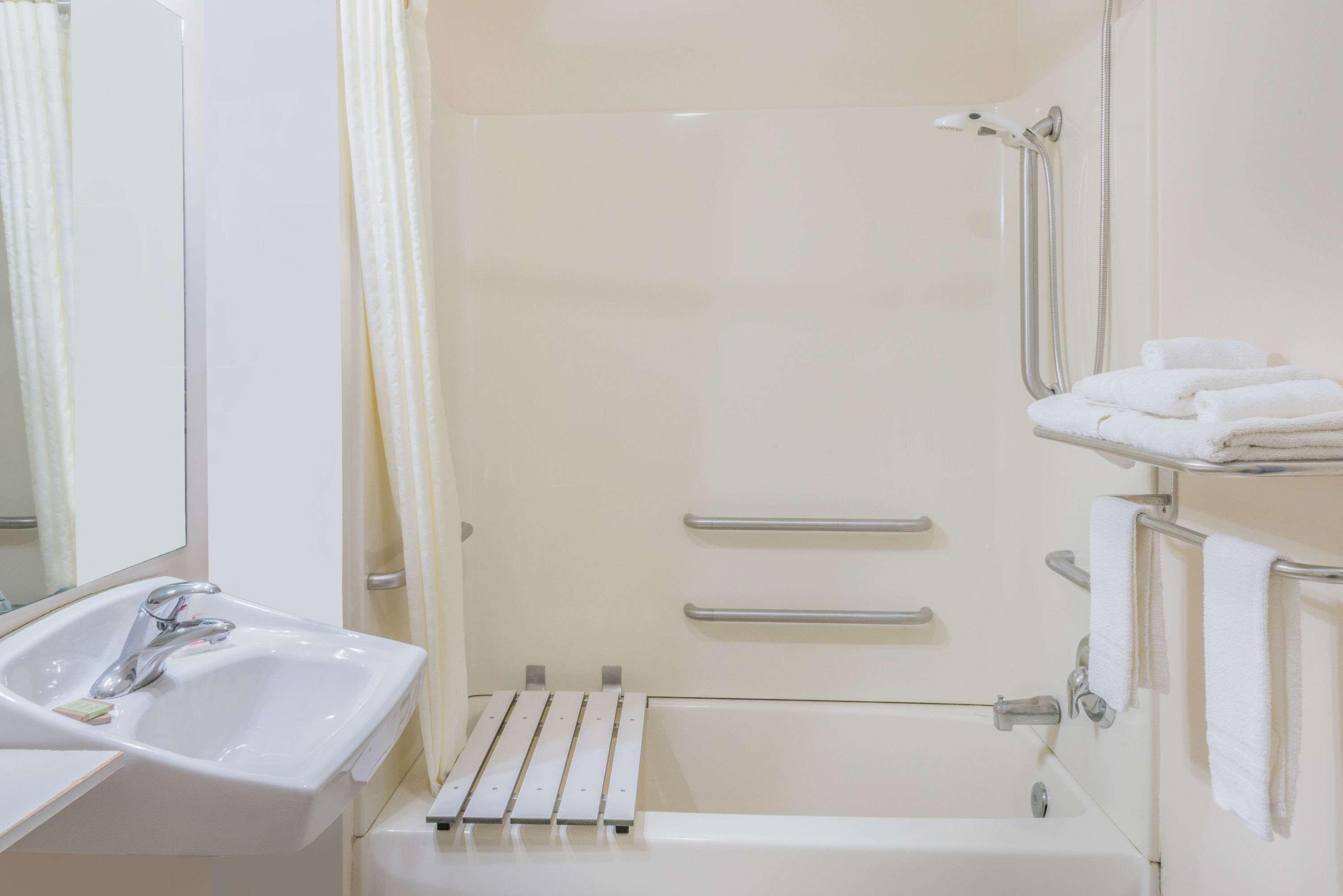 Super 8 By Wyndham Salina Hotel Екстериор снимка