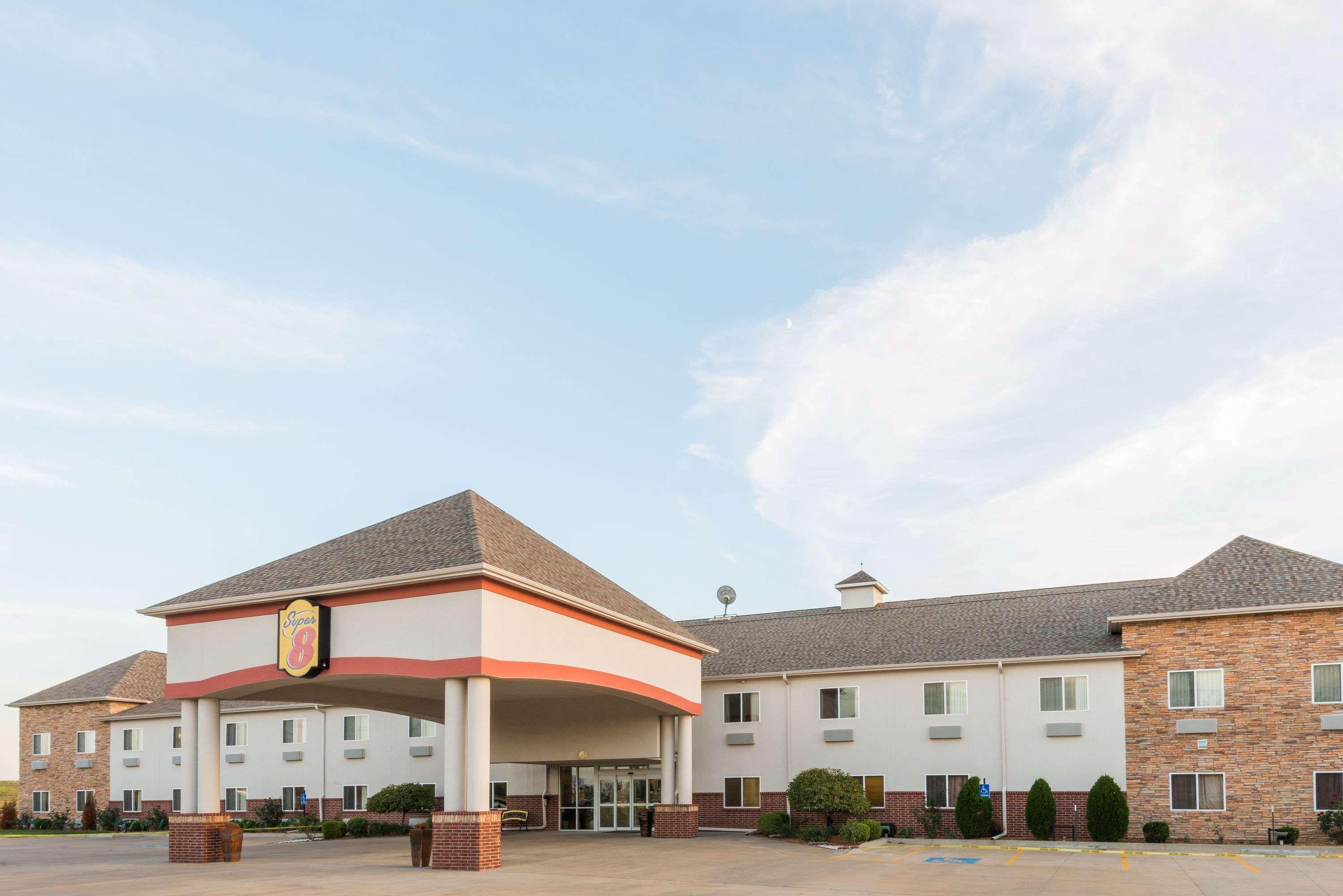 Super 8 By Wyndham Salina Hotel Екстериор снимка