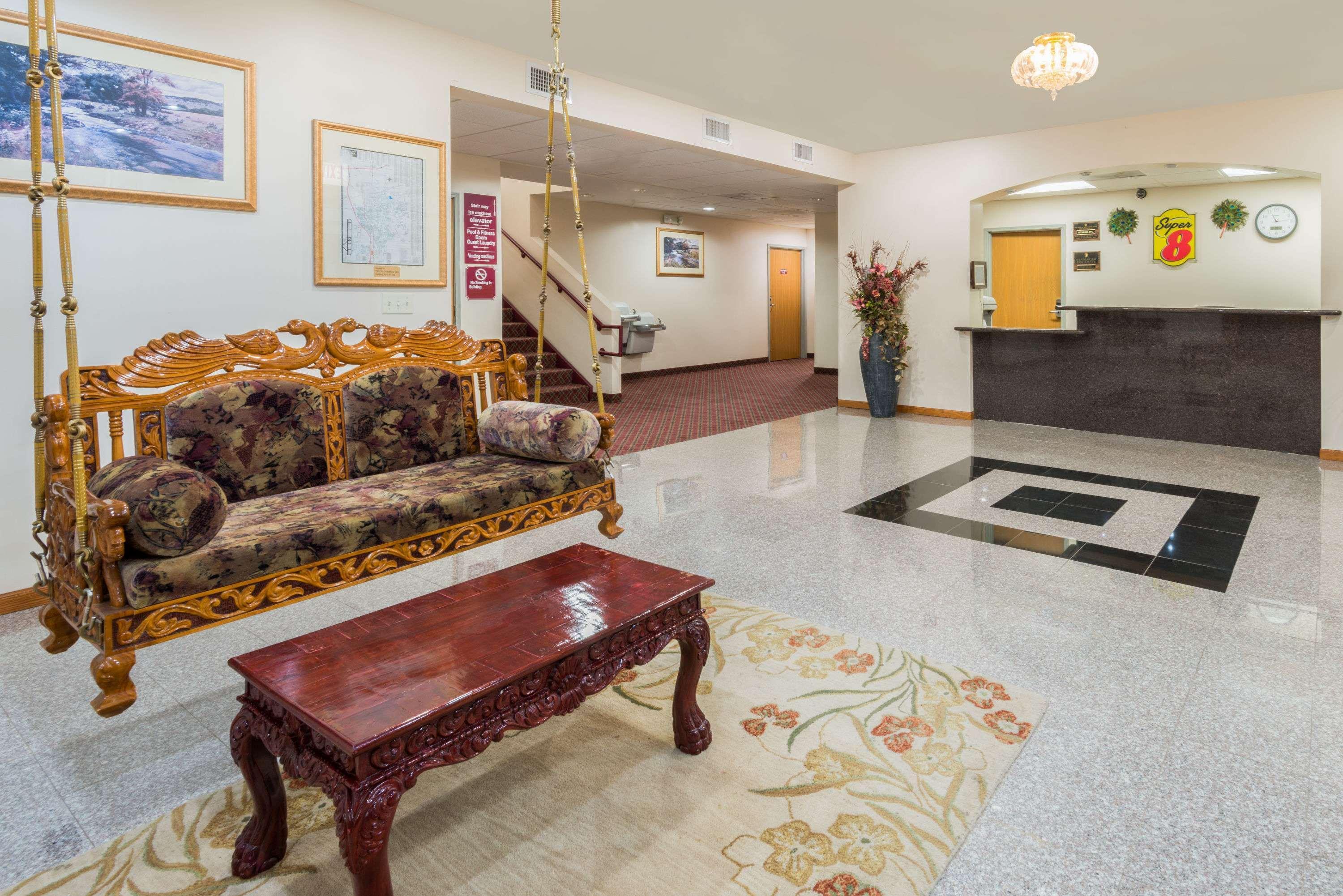 Super 8 By Wyndham Salina Hotel Екстериор снимка