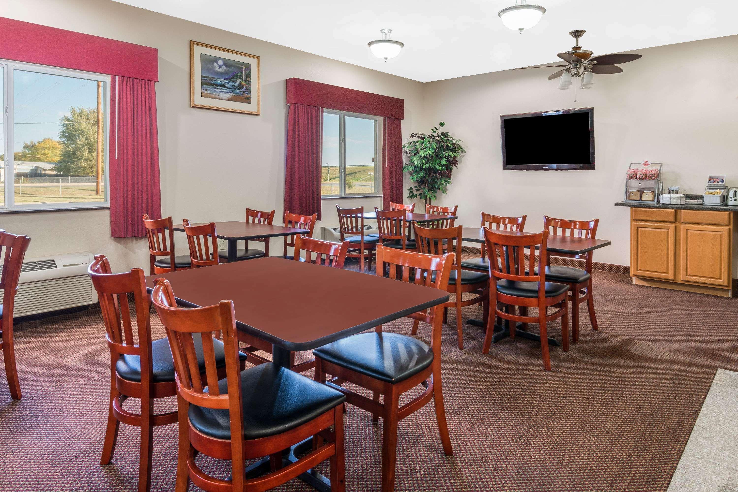 Super 8 By Wyndham Salina Hotel Екстериор снимка