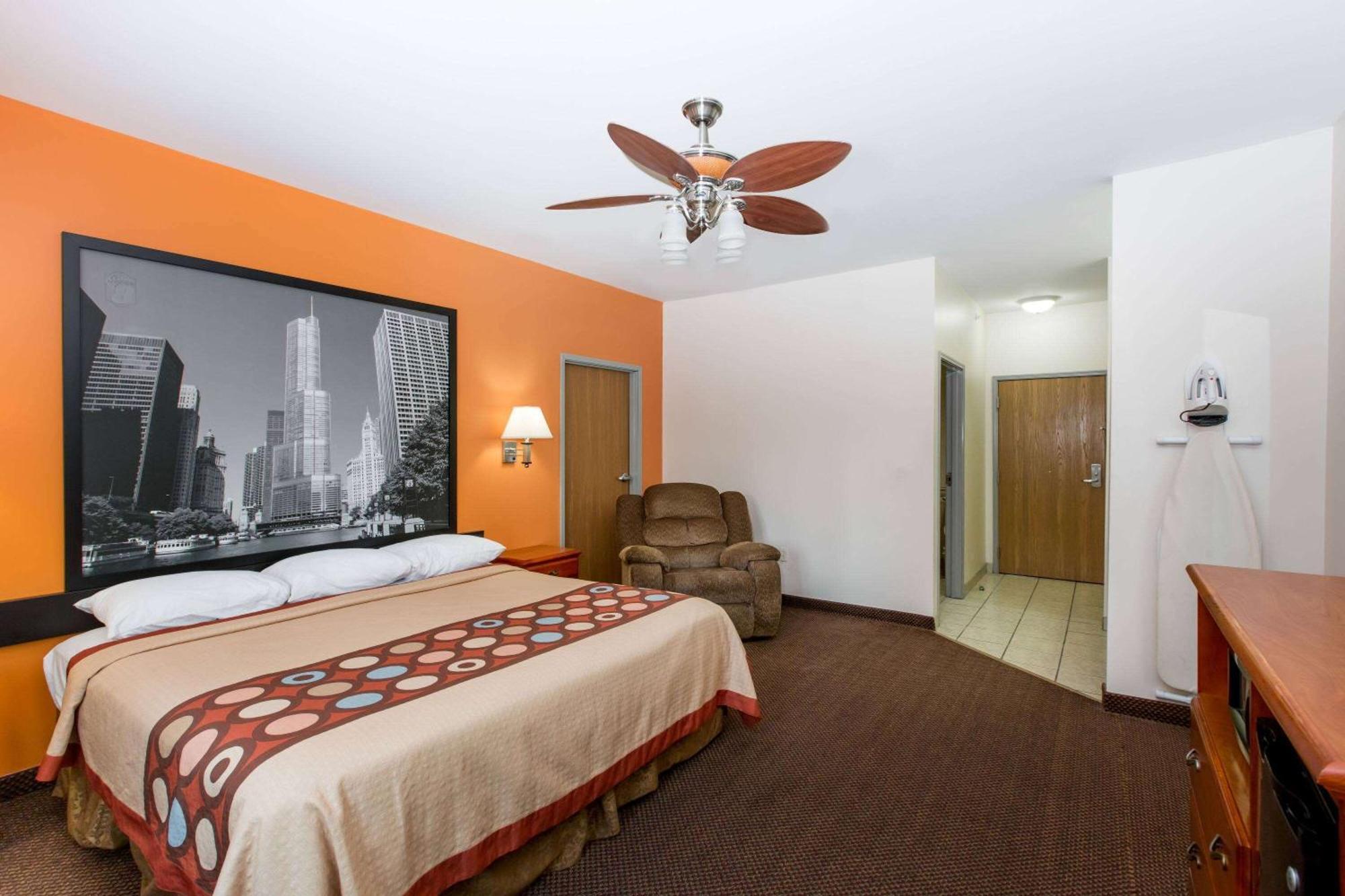 Super 8 By Wyndham Salina Hotel Екстериор снимка