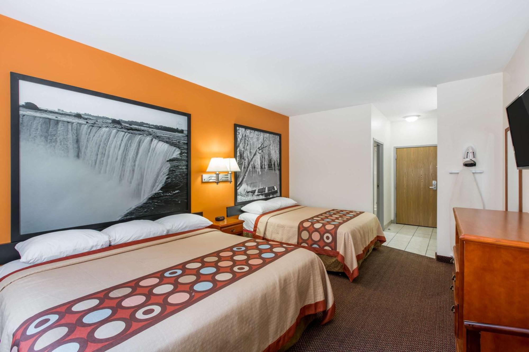 Super 8 By Wyndham Salina Hotel Екстериор снимка