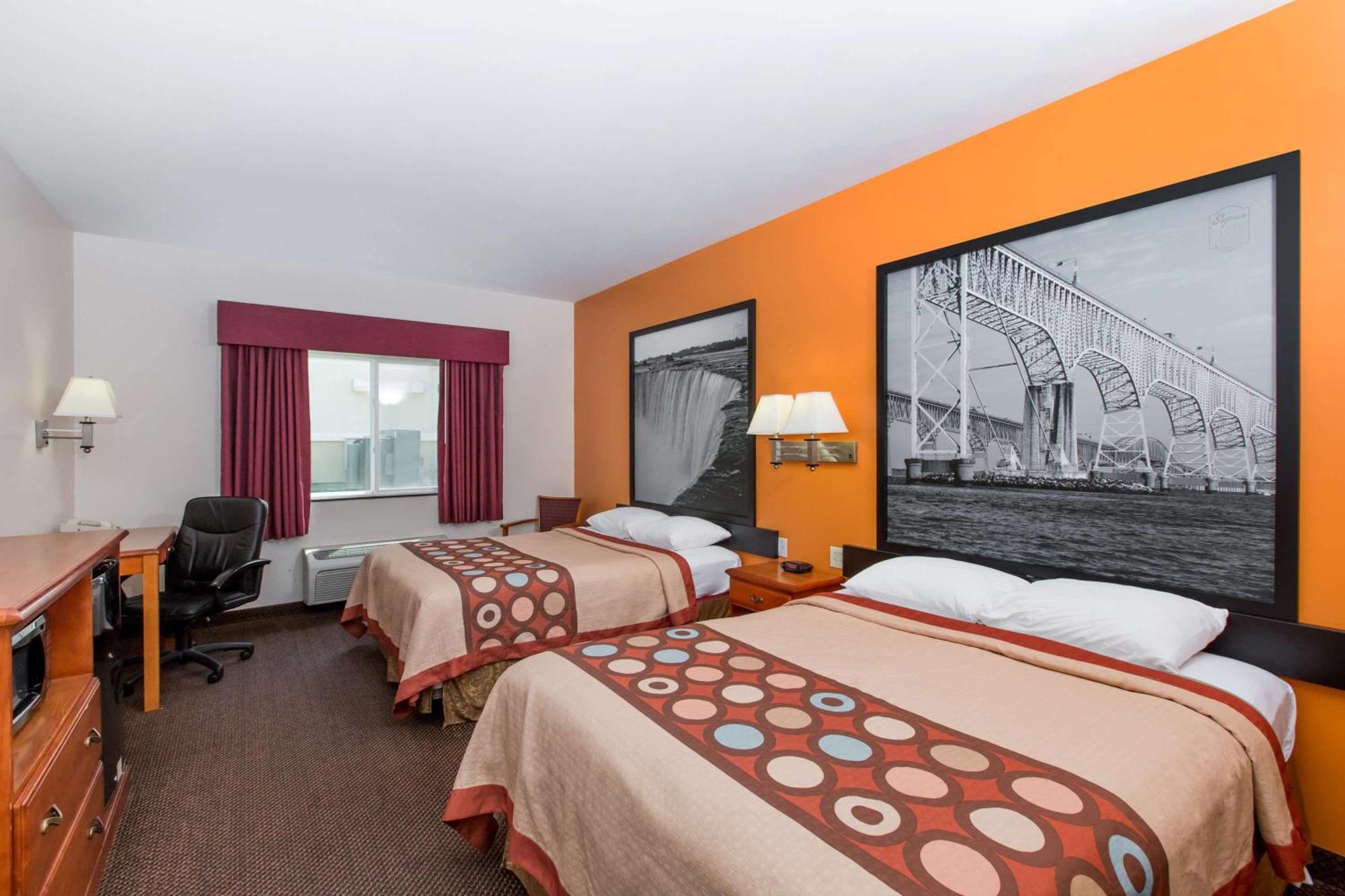 Super 8 By Wyndham Salina Hotel Екстериор снимка