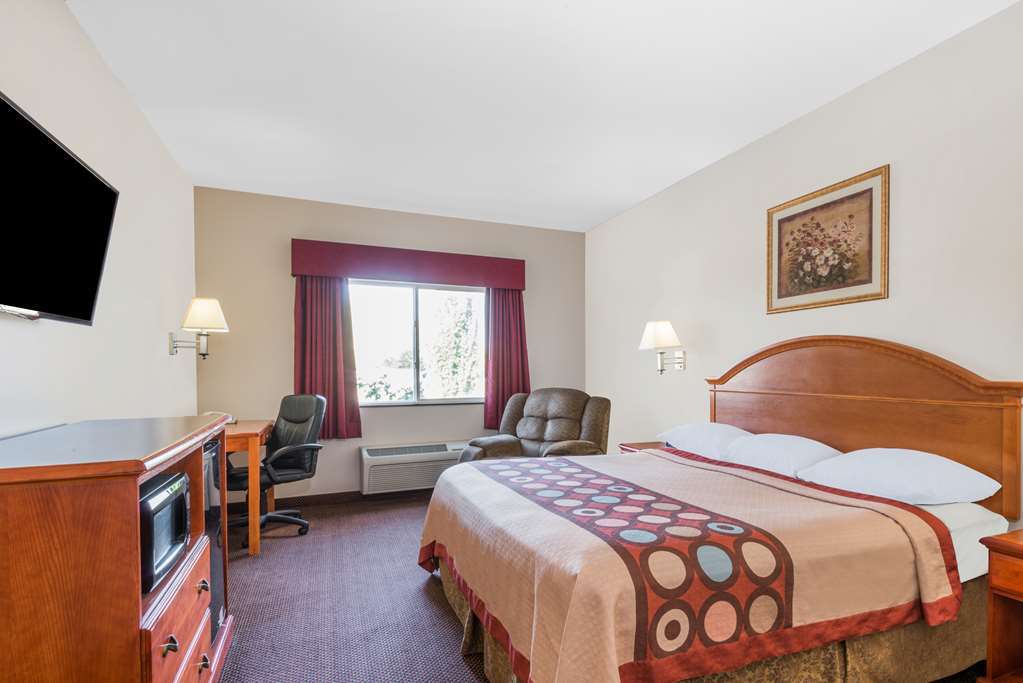 Super 8 By Wyndham Salina Hotel Стая снимка