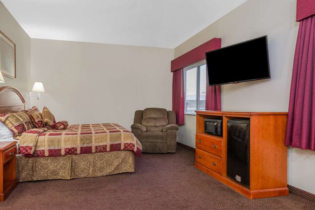 Super 8 By Wyndham Salina Hotel Стая снимка