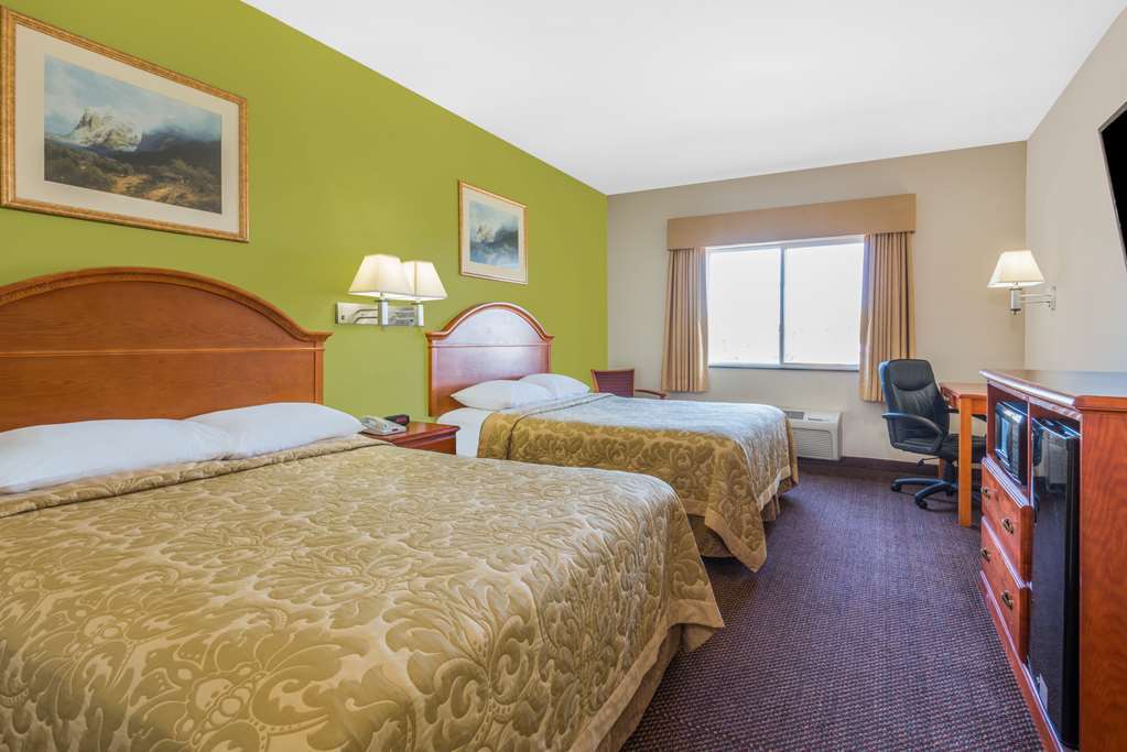 Super 8 By Wyndham Salina Hotel Стая снимка