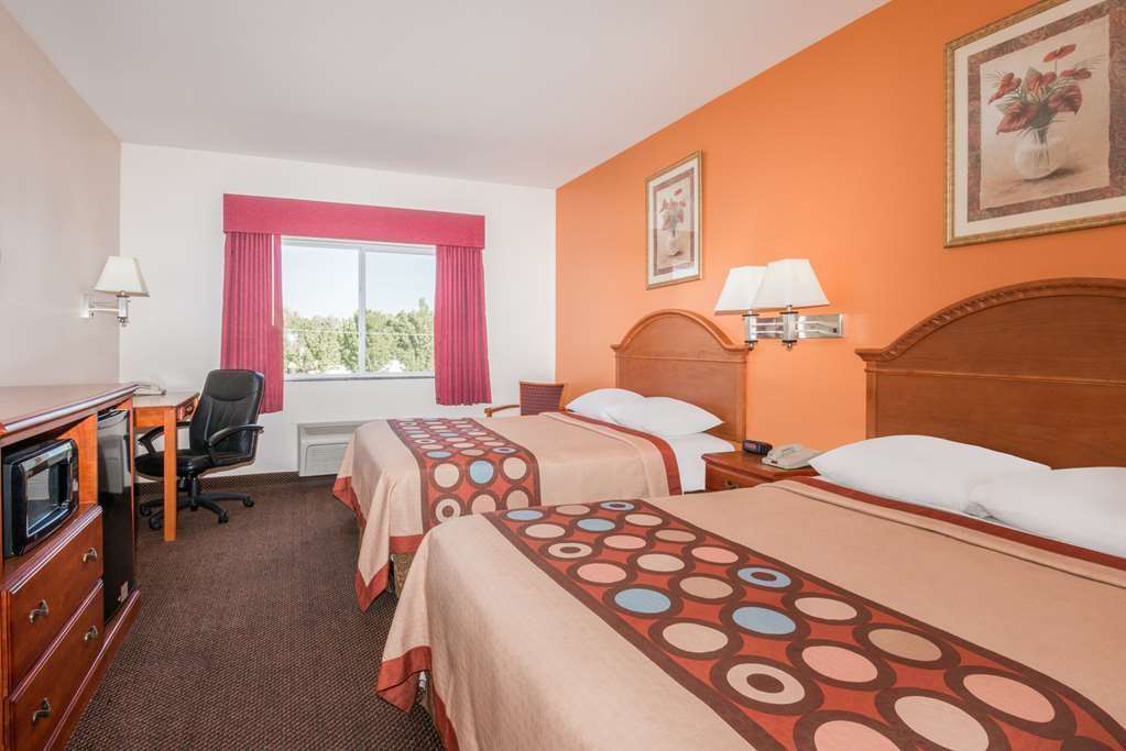 Super 8 By Wyndham Salina Hotel Стая снимка